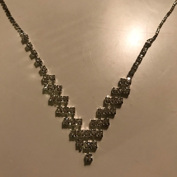 NWT beautiful sparkly crystal earrings - Picture 8 of 8